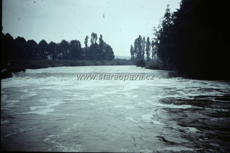 reka (1).JPG - Pohled z mostu na Vojenský splav při povodních v roce 1977.